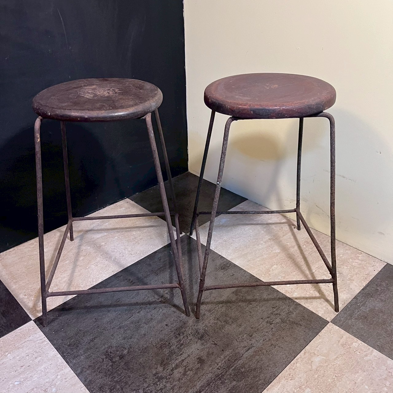 Wooden topped vintage stools. C. 1960s-1980s) 復古木製圓凳-約1960-1980年代 (成對出售)